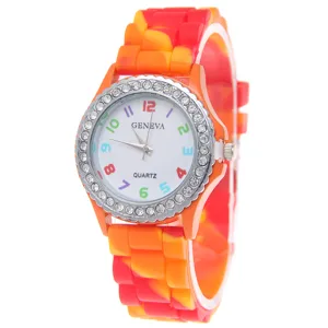 Bunte Silikonarmband Quarz Damenuhr mit glitzernder Strass-Lünette und bunten Ziffern.
