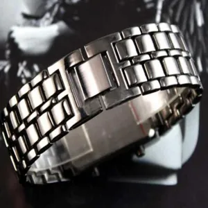 Nahaufnahme des Metalluhrarmbands mit Gliederkonstruktion und polierter Oberfläche.