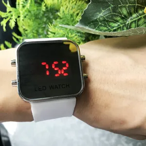 Detaillierte Ansicht einer quadratischen LED Elektronikuhr mit einem weißen Silikonarmband.