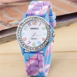 Modische Genf Sport Quarzuhr Für Damen Studenten Buntes Camouflage Silikonband Strass Lünette Metallgehäuse Armbanduhr
