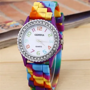 Nahaufnahme der bunten Bonbon-Silikonarmband-Quarzuhr mit Strass-Lünette im Detail.