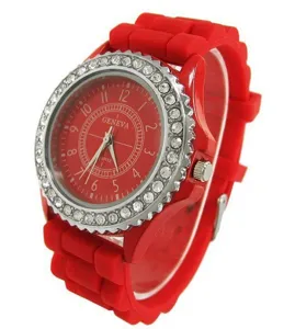 Rote Silikon Quarzuhr mit Strass Lünette und rotem Zifferblatt für modebewusste Damen.