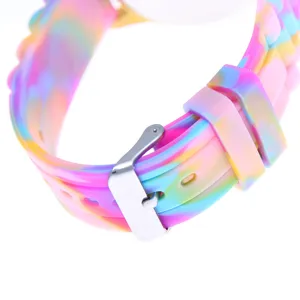 Silikon Uhrenarmband Detail Bonbonfarbenes Camouflage Design mit Metallschließe Nahaufnahme