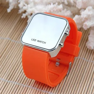 Oranger LED Digitaluhr mit quadratischem Gehaeuse und komfortablem Silikonarmband fuer den Alltag.
