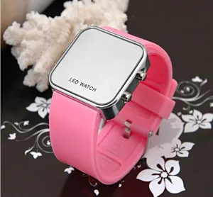 Rosa quadratische LED Digitaluhr mit Silikonarmband fuer Studenten und modischen Alltag.