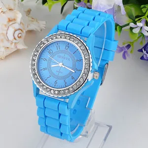 Blaues Silikonarmband Strass Quarz Uhr für Damen Mode lässige tägliche Kleidung Zubehör.