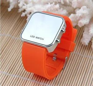 Oranger quadratischer LED-Elektronikuhren mit Silikonarmband und Metallgehäuse für Sport.