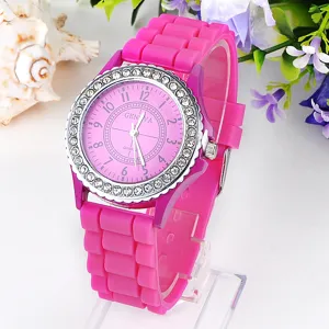 Modische Strass Silikon Quarzuhr für Damen mit rosafarbenem Armband und Genf Zifferblatt.