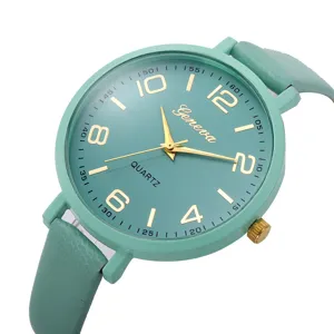 Mintgrüne Damen Quarzuhr mit elegantem Lederarmband und klaren digitalen Ziffern.