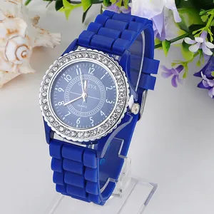 Blaue Silikonarmband Quarteuhr mit Strass Lünette und klaren Zahlen für Damen im Alltag.
