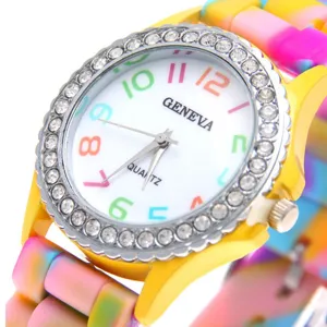 Bunte Silikonarmband Quarzarmbanduhr mit Strass Lünette und weißem Zifferblatt Damen.