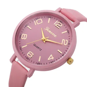 Rosa Lederarmband Quarzuhr für Damen mit goldenen arabischen Ziffern und klarem Zifferblatt.