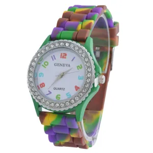 Bunte Camouflage Silikonarmband Damenuhr mit Strass Lünette und bunten Ziffern für Damen.