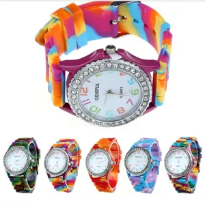 Bunte Silikonarmband Quarz-Uhr für Studenten mit Strass-Lünette und bunten Zahlen.