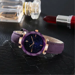 Elegante Damenuhr Quarzuhr mit lila Sternenhimmel Zifferblatt und modischem Lederarmband.