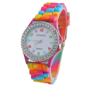 Bunte Silikonarmband Quarzuhr für Damen mit funkelnder Strass-Lünette und Zahlen.