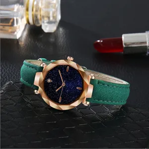 Detailansicht einer Damen Quarzarmbanduhr mit Sternenhimmel Zifferblatt und grünem Lederarmband.
