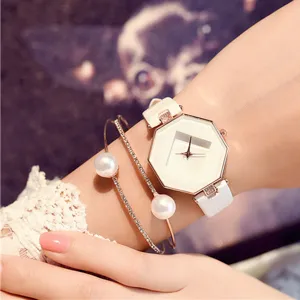 Elegante Damen Quarzuhr in Weiß mit achteckigem Zifferblatt und Perlenarmbändern.