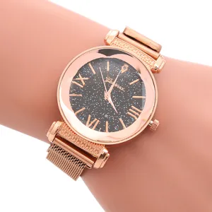 Primo piano dell'orologio da donna in oro rosa con quadrante stellato e cinturino.