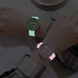 Orologio da coppia al quarzo luminoso con comodo cinturino in silicone e quadrante chiaro.