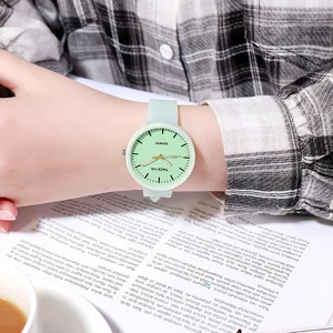 Orologio al quarzo in silicone verde chiaro minimalista per studenti, grazioso e molto trendy.
