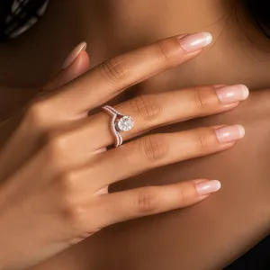 Magnifique bague en argent 925 avec moissanite, vue détaillée du anneau étincelant.