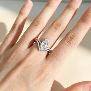 Detail bague moissanite taille marquise, anneau empilable argente en V, porte elegant