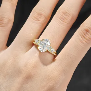 Gros plan détaillé de la bague en argent S925 et moissanite scintillante avec sa pierre ovale.