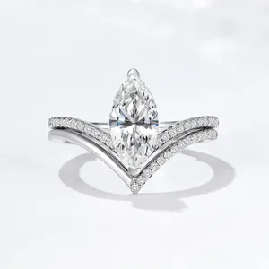 Gros plan détaillé de la magnifique bague en moissainite marquise avec des anneaux en V.