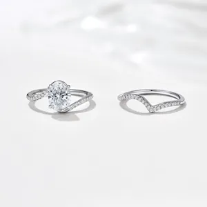 Gros plan détail de bague empilable en argent 925 mousanite ovale avec anneau en V.
