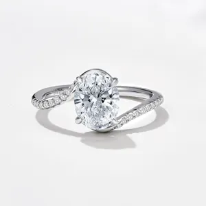 Gros plan détaillé de la bague élégante en argent S925 avec moissanite ovale et pavage.