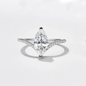 Détail de bague en moissanite marquise, anneau V pavé délicat, finition argentée élégante.
