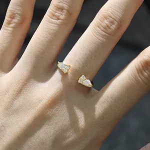 Gros plan sur le détail de la bague ouverte en argent S925, design de pierres étincelantes.