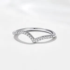 Bague empilable en argent sterling S925 en V avec moissanite vue de détail, éclat élégant.