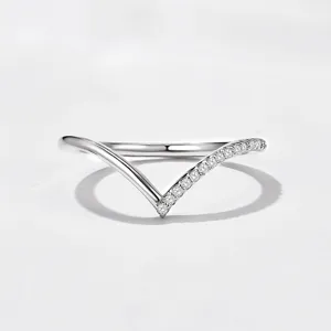 Gros plan sur la bague en argent S925 en forme de V avec des pierres de moissanite scintillantes.