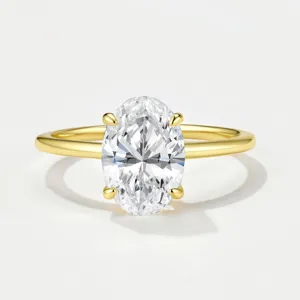 Détail exquis d'une bague en moissonite taille ovale avec éclat brillant en argent doré.