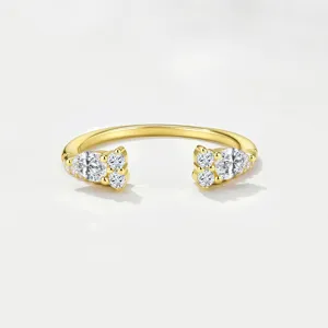 Gros plan détaillé de la bague ouverte en argent 925 et moissanite, avec de délicates pierres.