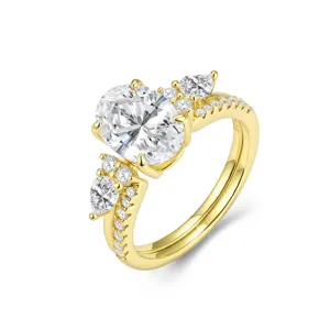 Magnifique bague en argent 925 avec moissanite ovale et zircons scintillants de luxe.