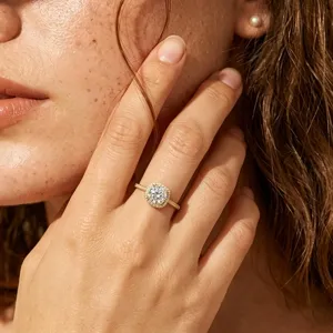 Impresionante foto de detalle de anillo de plata esterlina 925 con circón cuadrado, elegante.