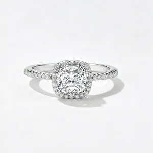 Primer plano de un anillo halo de plata esterlina 925 con detalles brillantes.