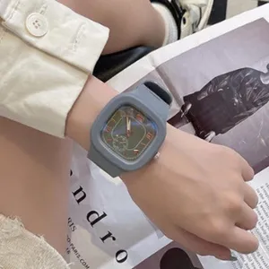 Graue Silikon Quarzuhren Detailansicht, weiches Armband, modernes quadratisches Zifferblatt.