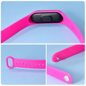 Rosa Silikon Smartwatch Ersatzarmband und elektronische Uhr in Nahansicht dargestellt.