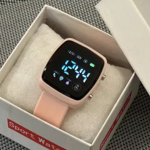 Roze LED digitale sporthorloge voor dames en studenten met vierkant elektronisch scherm.