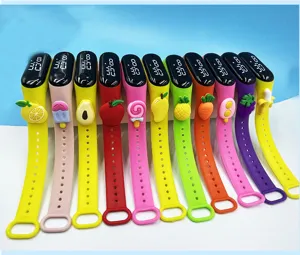 Kinder Frucht M3 LED Sport Elektronikuhr mit buntem Silikonarmband und süßen Fruchtmotiven.