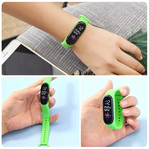 Kinder LED digitale elektronische Sportuhr mit grünem Silikonarmband und Touchscreen.