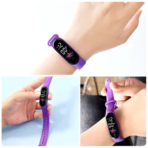 Lila LED digitale elektronische Uhr fuer Kinder und Schueler, wasserdichtes Sport Armband Detail.