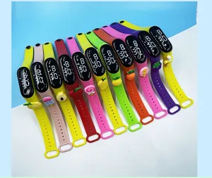 Kreative Kinder LED Uhr mit bunten Silikon Armbändern und niedlichen Frucht Cartoon Anhängern.