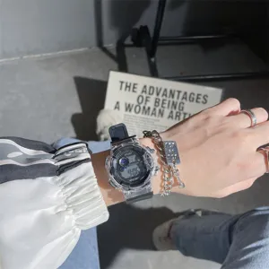 Nahaufnahme Detailansicht der transparenten digitalen Sportuhr am Handgelenk mit Metallarmband.