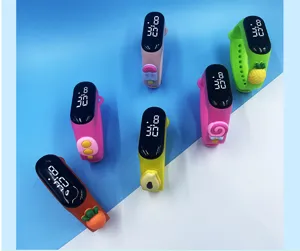 Nahaufnahme Details von bunten Silikon LED digitalen Sportarmbändern mit süßen Fruchtanhängern.