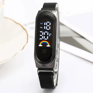 Montre numérique LED de mode avec bracelet en maille milanaise magnétique et écran arc-en-ciel.